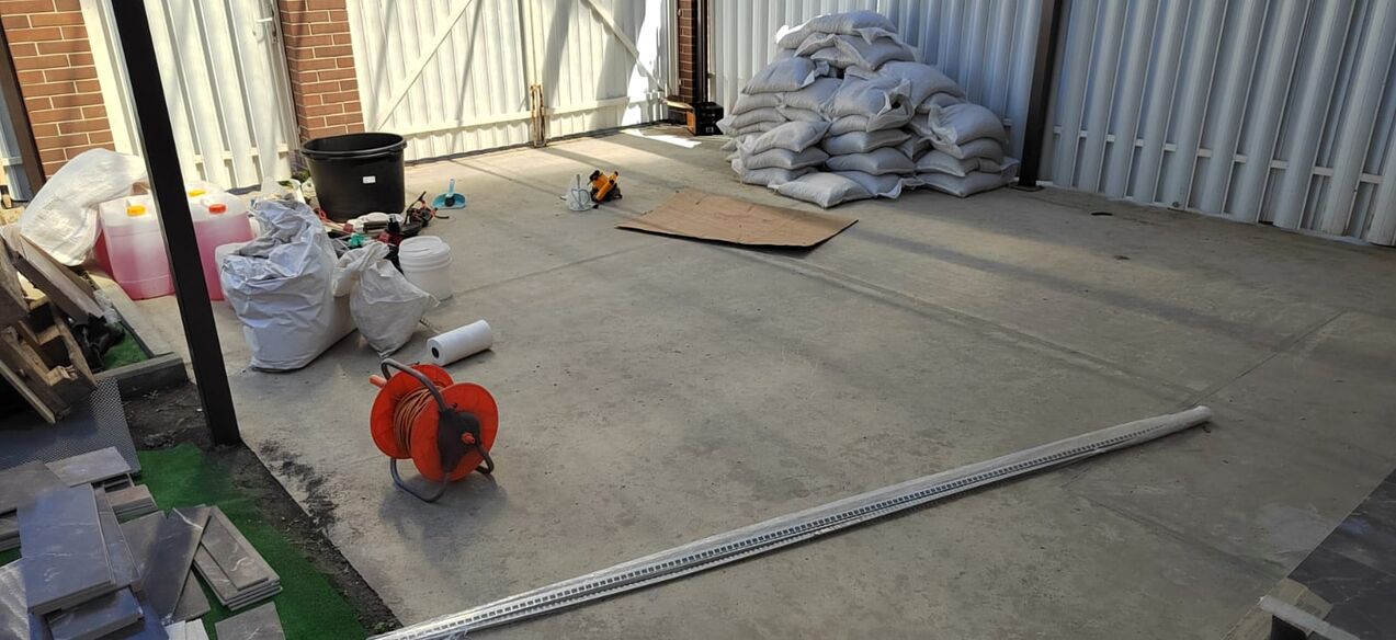 Beton vagy cement-homok esztrich készítése kőszőnyeghez